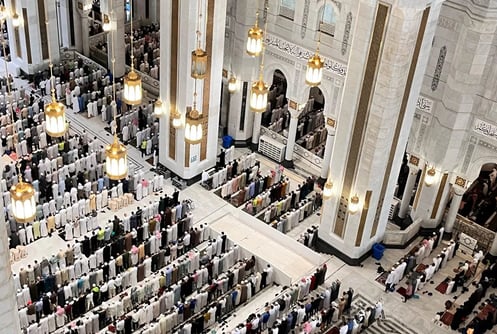 Prière collective autour de la kaaba au Masjid Al Haram à la Mecque recueillement spiritualité.