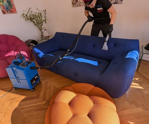 Un professionnel qui nettoie un canapé, fauteuil matelas tapis moquette sophia antipolis