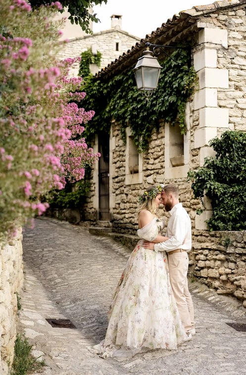 Editorial Provence photographer – couple forehead to forehead in floral street of Gourdon