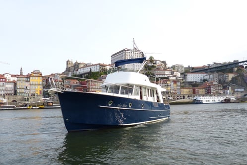 Private yacht for Douro cruises in Porto, Portugal, with bow sunbed, 3 lounges