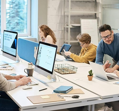 Des employés discutent de marketing