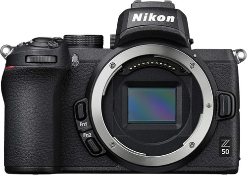 Fotocamera Nikon Z50 con obiettivo intercambiabile e scheda SD inclusa.