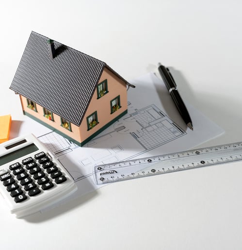 une maison avec des outils de mesures pour suggérer l'activité de diagnostic immobilier
