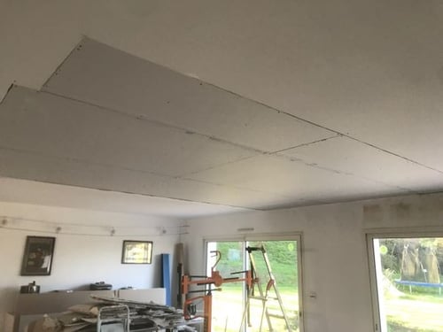 Plaquage et soufflage de l'isolation dans les combles