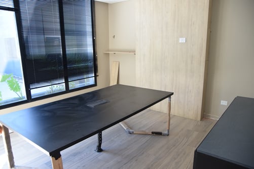 oficina con mesa de reuniones
