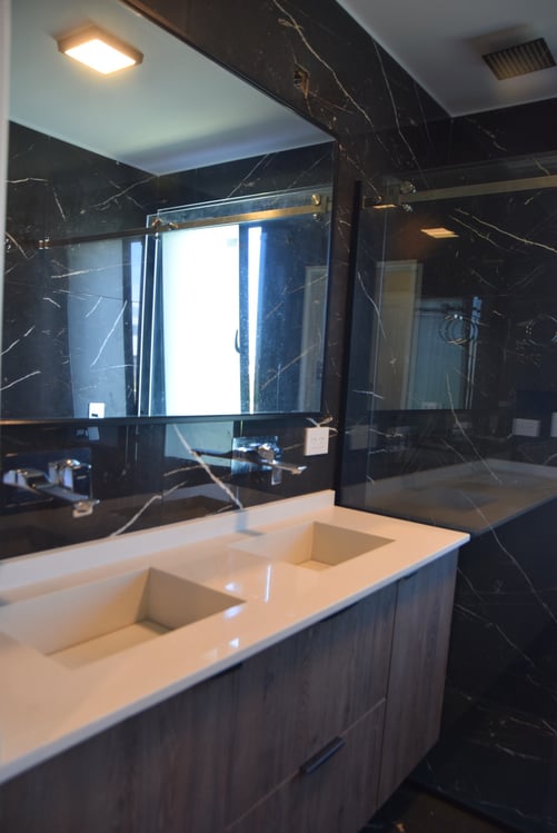 pileta de baño con espejo
