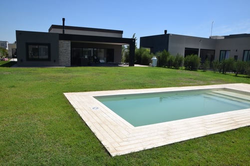piscina con solarium