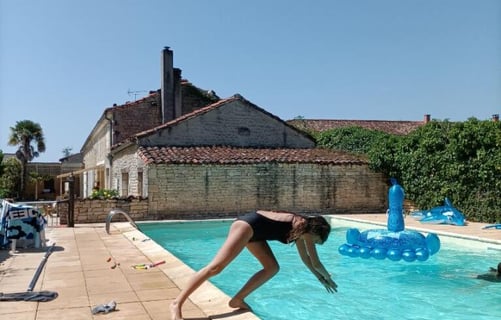 la piscine de la metairie ensoleillee à barbezieres
