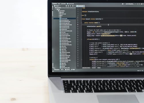 Laptop z kodem w języku python