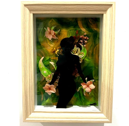 Ilona Paris tableau d'une femme ornée de fleurs
