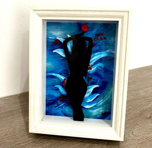 Ilona Paris tableau en diorama de douce relique, une silouhette de femme sur fond bleu