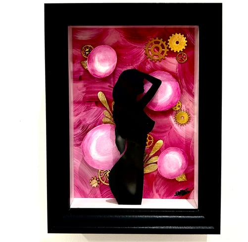 Ilona Paris tableau en diorama de rose moteur, une silouhette de femme sur fond rose