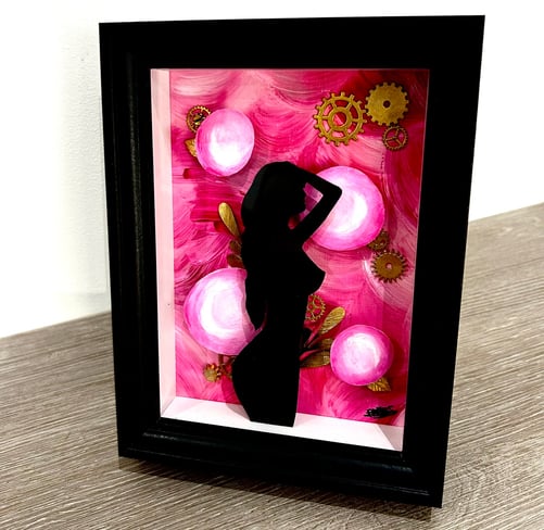 Ilona Paris tableau en diorama de rose moteur, une silouhette de femme sur fond rose