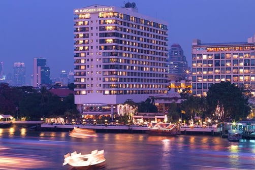 Hotel Mandarin com vista da água em noite iluminada