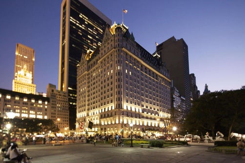 Fachada do The Plaza Hotel em noite iluminada de Nova York