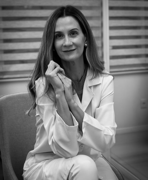 Endocrinologista sentada com semblante calmo e acolhedor