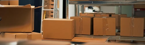 Estante com várias caixas armazenadas