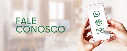 Texto Fale Conosco com celular exibindo ícones de WhatsApp, telefone e e-mail, Only Goods Pro 2025