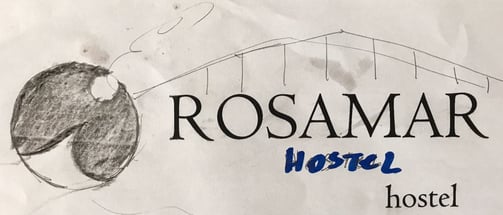 um círculo com uma onda e uma lua, ao lado escrito Rosamar Hostel