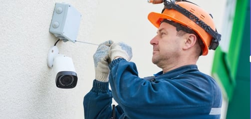 Técnico instalando câmeras