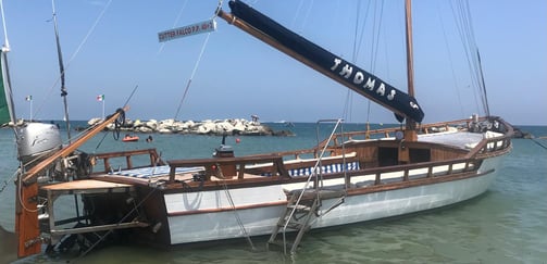 Barca ormeggiata spiaggia 68 cattolica, Cutter,  barca da trasporto