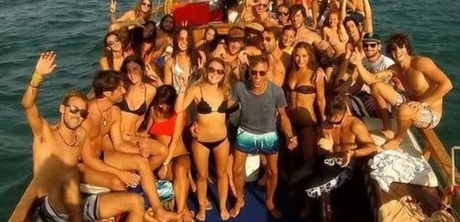 Foto di gruppo Cutter Falco, esperienze in barca con gli amici