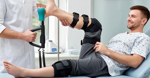Orthopedic physiotherapy for knee pain recovery by expert at home