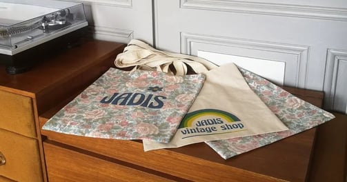 a record player's bag on a dresser tote bag en tissu recyclé