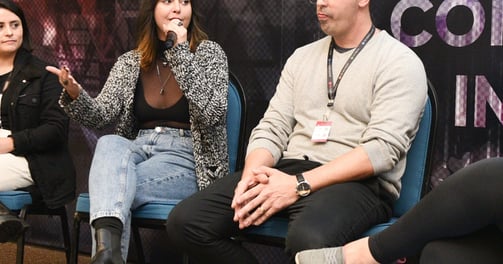 Josi participando de um painel sobre liderança