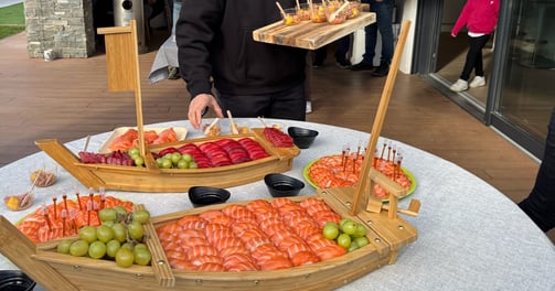 un sushi perfectament presentat en un cátering 