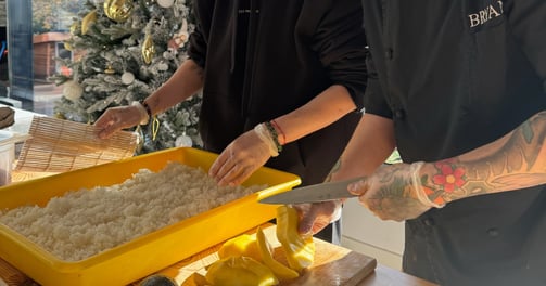 dos xef privats del càtering Rollo Privado cuinant un evento de sushi