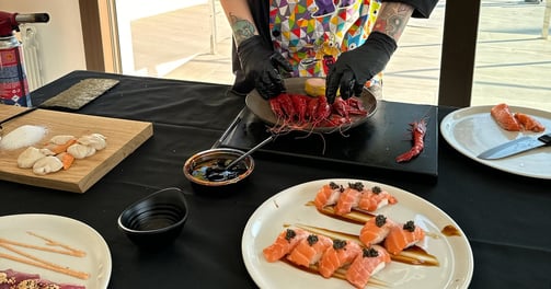 un xef privat cuinant i fent Show cooking