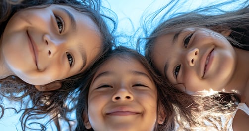 Ilustración de 3 niñas de 10 años viendo en círculo al fondo 