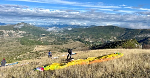 Plusieurs parapentistes s'apprêtent à décoller dans les Alpes du Sud