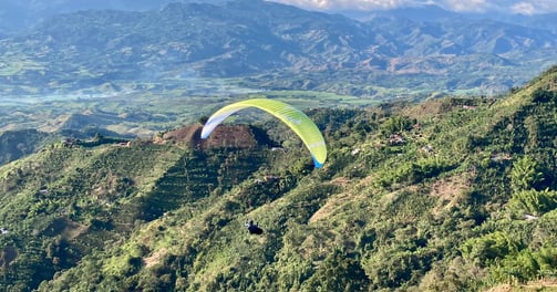 Un parapentiste vole en Colombie