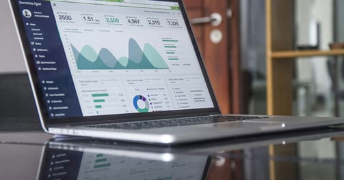 Portatile con grafico di trend degli investimenti, rappresentando l'analisi e crescita finanziaria