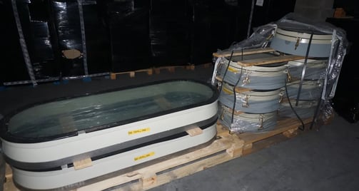 Scheepsramen en patrijspoorten op een pallet