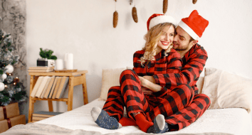 couple heureux à noel sur un lit