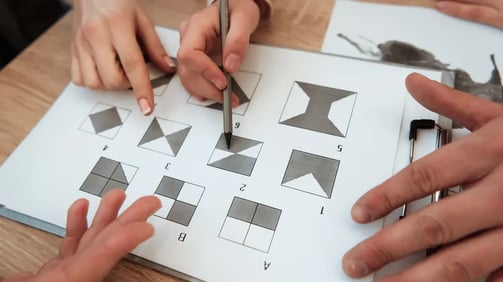 Foto de exemplo de teste psicológico de inteligência, especialidade da psicóloga Laura Maria.
