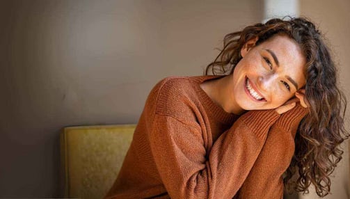 a woman with a brown sweater and a brown sweater