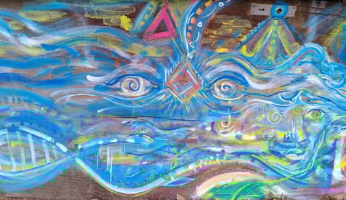 détail d'une peinture aux tons bleus, on peut y distinguer le schéma de l'ad, des yeux, un ou plusieurs visage, des courants