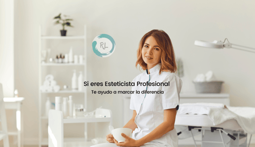 Esteticista profesional exitosa en su cabina de estética y feliz