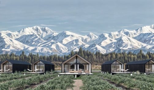 Una hilera de cabañas realizadas en Arquitectura Modular con montañas al fondo