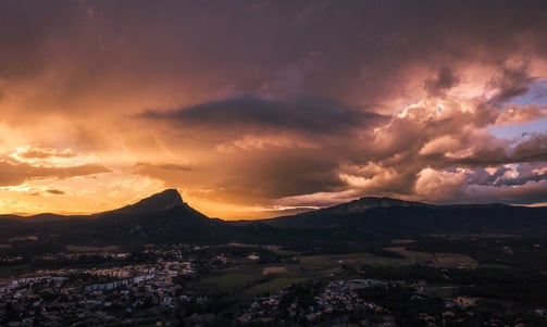 Photo par drone au coucher de soleil sur le Pic Saint-Loup