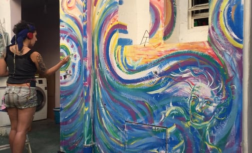 peinture murale réalisée à Rio de Janeiro avec un fond marin et animaux marins sur un coucher de soleil