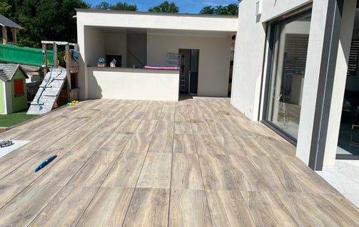 finalisation pose de carrelage sur plot