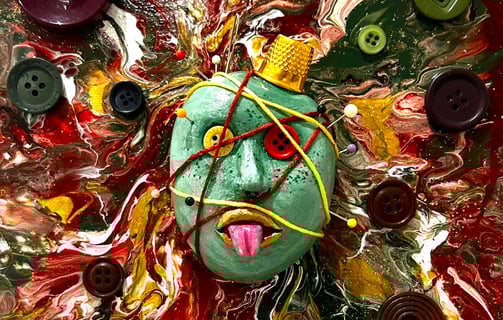 Ilona Paris tableau d'un visage sculpté avec du fil à coudre et des yeux boutons