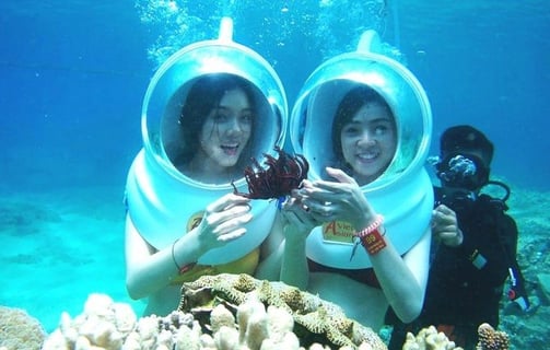 two people in scuba suits are posing for a picture