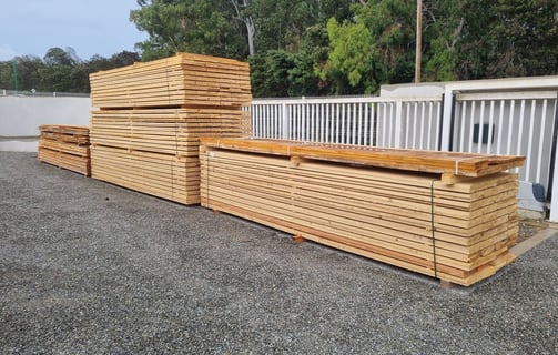 a pile of wood planks in a yard, pile de bois, bois de coffrage, bois de maçon, emballage, épicéa