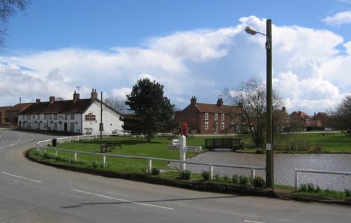 Wold Newton : Stephen Horncastle, CC BY-SA 2.0, via Wikimedia Commons